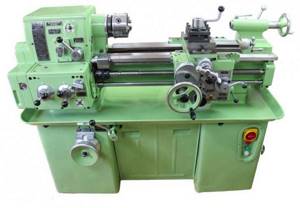 1P611 General view of a screw-cutting lathe