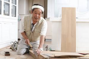 The Asian carpentry technique is distinguished by the fact that all work is carried out sitting on the floor, ground or low benches