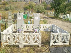 Бетонная ограда на кладбище