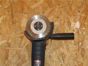 Grinder with a disc for wood