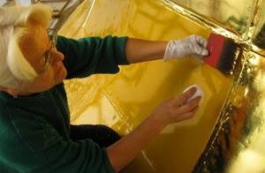 Large surfaces are covered with gold using a soft brush