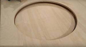 Большой фанерный круг, вырезанный с помощью фрезера