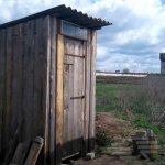 Do-it-yourself budget toilet for the country house