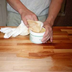 How to polish varnish on wood