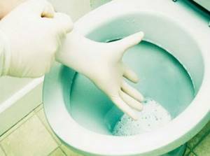 Cleaning the toilet with baking soda