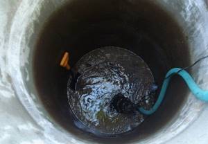 cleaning a well with a drainage pump