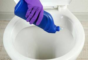 Cleaning the toilet with gel