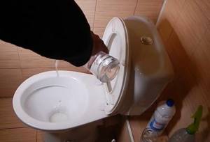 Cleaning the toilet with acetic acid