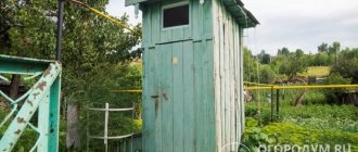 Дачный туалет, как правило, располагается в отдалении от дома, и доступ для чистки выгребной ямы с использованием спецтехники затруднен