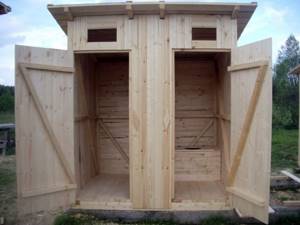 Деревянный туалет совмещенный с хозблоком