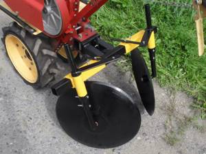 We make our own drawings for a disc hiller for a walk-behind tractor.