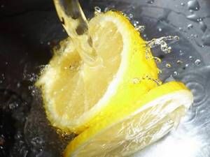 Дольки лимона справятся с накипью если средство достаточно долго пробудет внутри самовара