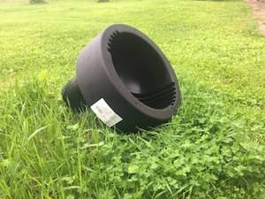 The Onor rainwater inlet funnel is mounted on the smooth end of a 110-diameter pipe. A universal solution - it retains leaves and various debris, and also drains large volumes of water. 