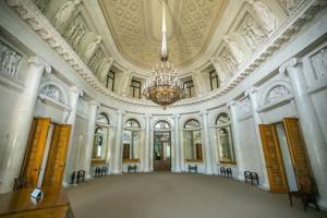 Двухсветный овальный зал Елагинского дворца в Санкт-Петербурге.
