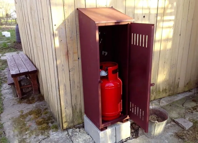 Fuel container in a special outdoor cabinet