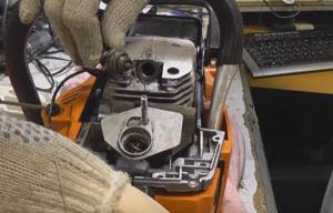 if the chainsaw does not start when cold, check the spark plug and spark plug channel