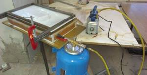 Forming plastic on a vacuum forming machine