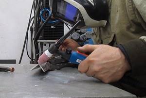 Photo: use of filler wire when welding with argon