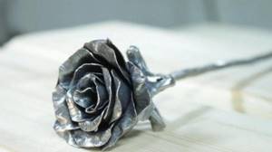 Фото: роза из металла