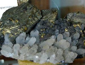 Galena, chalcopyrite and quartz. Polymineral aggregate 