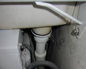 It’s good when the siphon is completely located in the gap between the wall and the washing machine