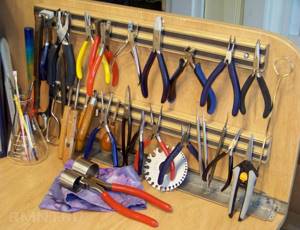 Storing hand tools in a workshop