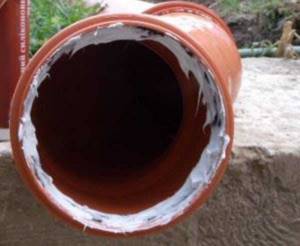 Using liquid plastic to seal sewer pipes
