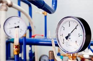 Measuring water pressure with a pressure gauge