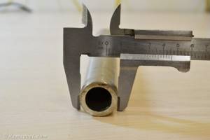 Measuring the outside diameter of a pipe using a caliper