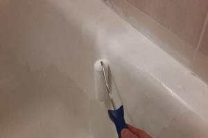 how to renew the enamel coating of a cast iron bathtub by applying it with a roller