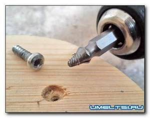 How to unscrew a screw with stripped splines
