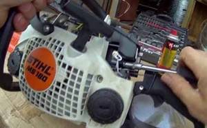 How to adjust a chainsaw carburetor
