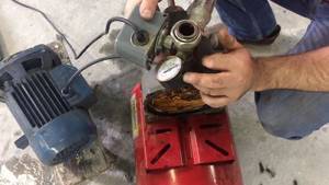 How to change the pressure gauge at a pumping station