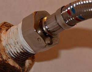 how to screw a flexible hose to a faucet