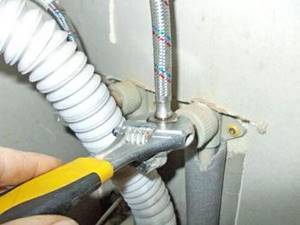 how to screw a flexible hose to a faucet