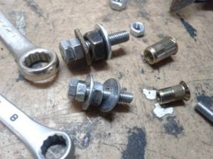 How does a riveter for threaded rivets work?