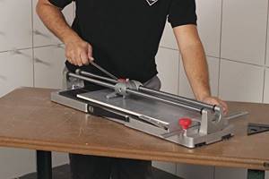How to work with a tile cutter?