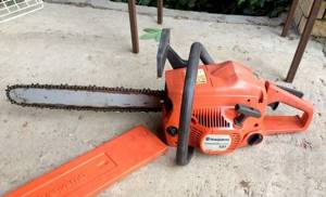 How to remove and change the drive sprocket on a chainsaw