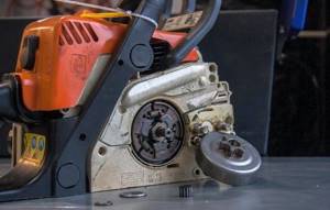 How to remove and change the drive sprocket on a chainsaw