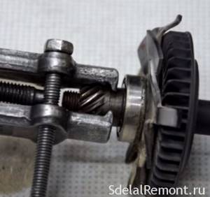 How to remove the drive gear from the rotor shaft