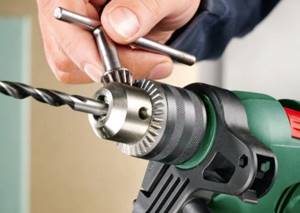 How to insert a drill into a screwdriver