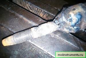 How to unscrew a broken bolt by welding
