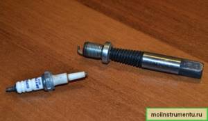 How to remove a spark plug from the block