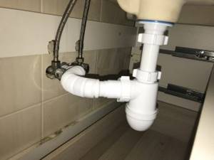 Как заменить сифон под раковиной в ванной?