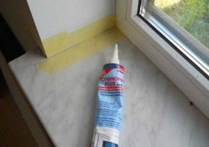 Cosmofen glue is well suited for sealing joints of windows and slopes