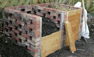 Brick compost pit