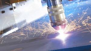 Laser-plasma method of cutting metals