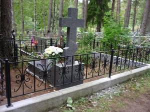 Металлическая ограда на кладбище
