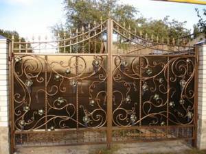 Metal gates with forging elements