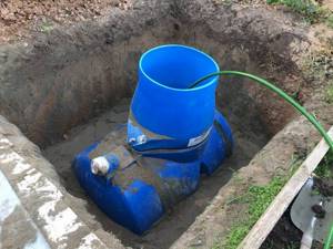 Installation of a plastic container under a cesspool